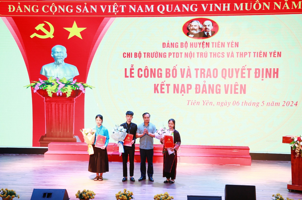 Đồng chí Hoàng Mạnh Hưng, Phó Bí thư Thường trực Huyện ủy Tiên Yên trao Quyết định kết nạp Đảng cho 03 quần chúng ưu tú.