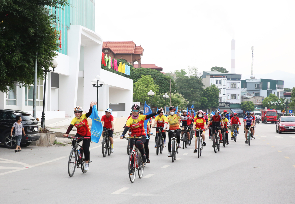 Đoàn xe đạp cổ động, quảng bá du lịch hè 2024 tại TP Uông Bí.