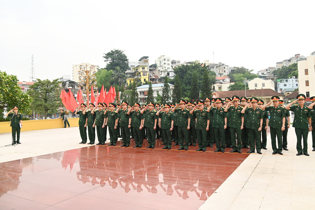 Đoàn đại biểu Bộ CHQS tỉnh dâng hoa, dâng hương tại tượng đài các Anh hùng liệt sĩ TP Hạ Long.