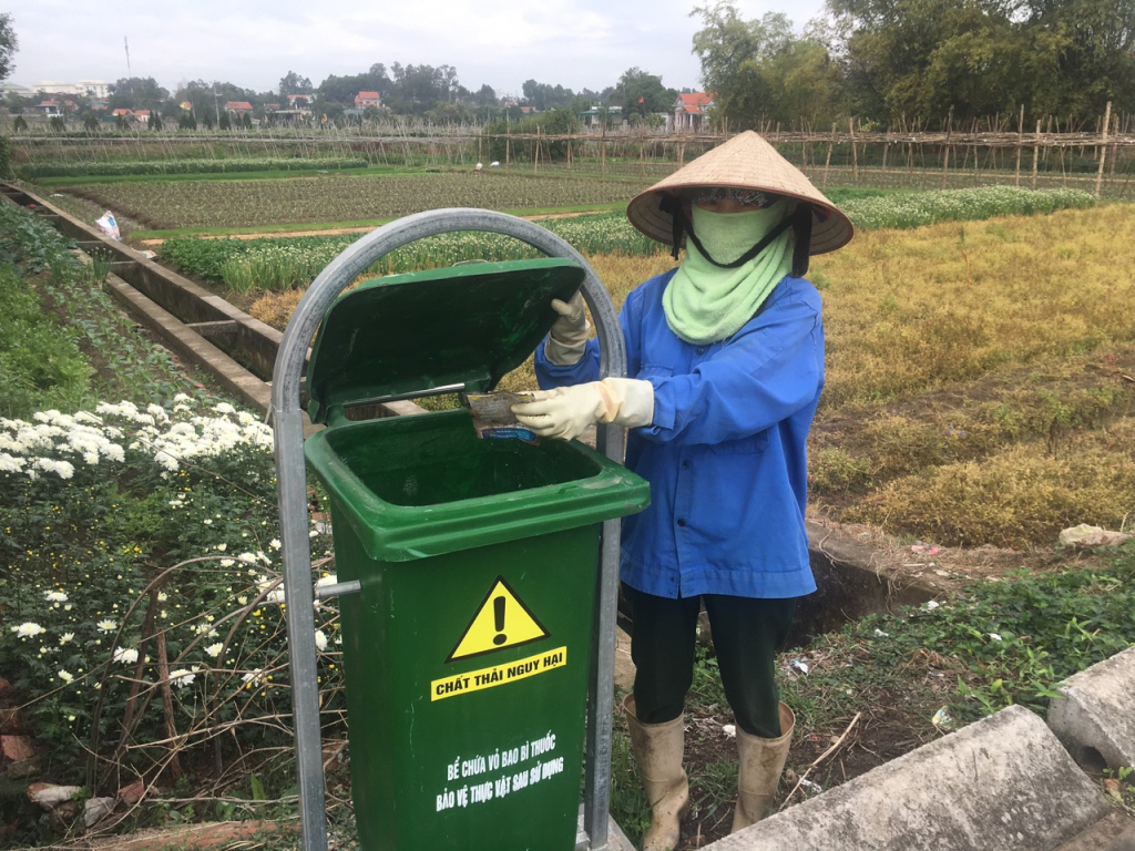 Người nông dân Quảng Yên đã có ý thức bỏ vỏ bao bì thuốc BVTV sau sử dụng vào đúng nơi quy định. Người nông dân Quảng Yên đã có ý thức bỏ vỏ bao bì thuốc BVTV sau sử dụng vào đúng nơi quy định.  Ảnh: Thanh Hằng