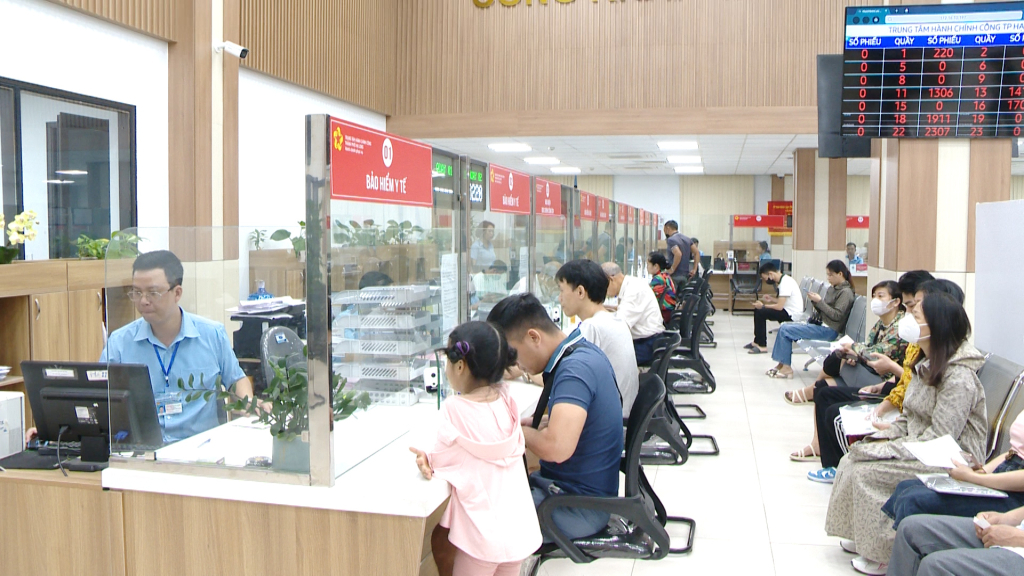 Người dân, doanh nghiệp đến giải quyết thủ tục hành chính tại Trung tâm hành chính công TP Hạ Long.