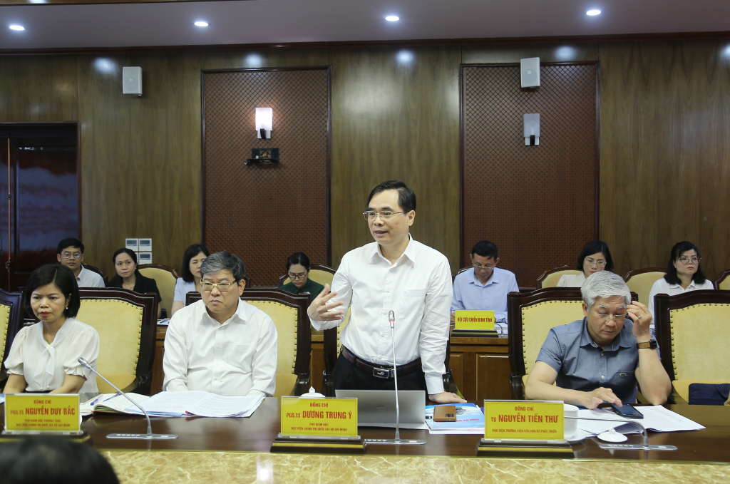 Đồng chí Dương Trung Ý, Phó Giám đốc Học viện Chính trị Quốc gia Hồ Chí Minh, phát biểu tại cuộc tọa đàm.