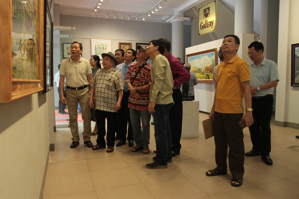 Đại biểu và các văn nghệ sĩ xem triển lãm.