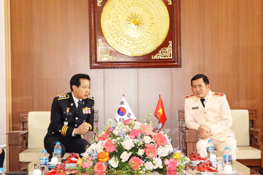 Thiếu tướng Đinh Văn Nơi, Giám đốc Công an tỉnh Quảng Ninh tiếp xã giao ngài Kim HuiJung, Giám đốc Cơ quan Cảnh sát TP Incheon (Hàn Quốc).