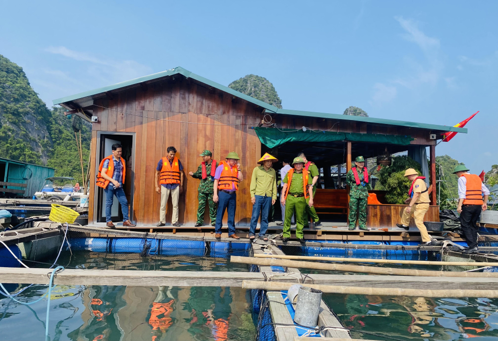 Tổ công tác liên ngành của UBND tỉnh kiểm tra việc thực hiện nuôi biển của Hợp tác xã nuôi thủy sản và xuất nhập khẩu Hướng Dương tại TP Cẩm Phả.