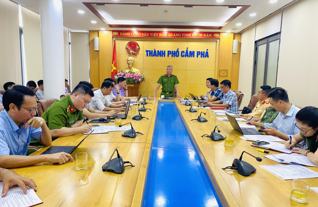 Đại tá Nguyễn Thuận - Phó giám đốc Công an tỉnh, Tổ trưởng tổ công tác liên ngành của UBND kết luận tại hội nghị. 