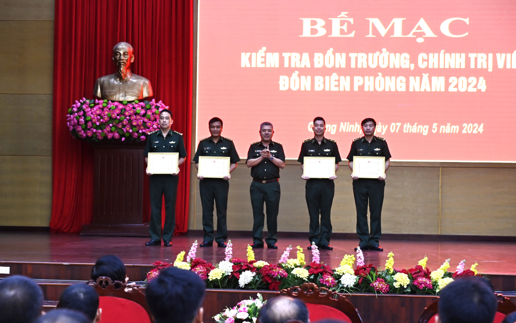 Đại tá Nguyễn Văn Thiềm tặng giấy khen cho các tập thể có thành tích xuất sắc.