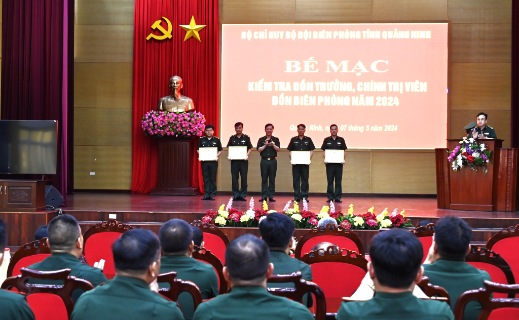 Đại tá Lê Xuân Men, Chính ủy BĐBP tỉnh tặng giấy khen cho các cá nhân đạt giải Nhất, Nhì, Ba.