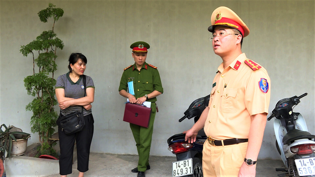 Phòng CSGT, Công an tỉnh phối hợp với Công an địa phương làm việc với chủ 1 điểm trông giữ xe tự phát gần trường TH-THCS-THPT Nguyễn Bỉnh Khiêm, TP Hạ Long.