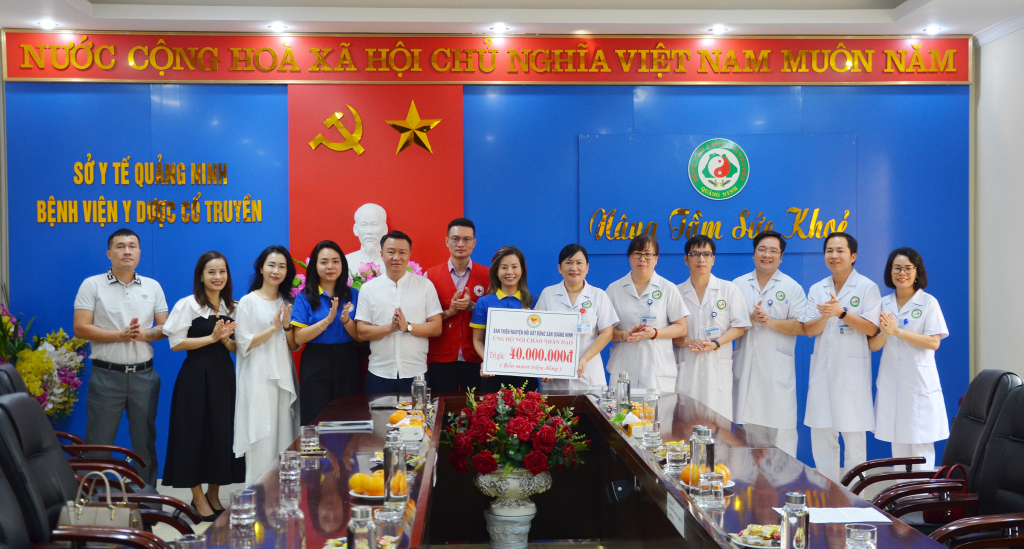 Lãnh đạo Hội Chữ thập đỏ tỉnh, Ban thiện nguyện Hội Bất động sản Quảng Ninh trao hỗ trợ 40 triệu đồng lãnh đạo Bệnh viện Y dược Cổ truyền Quảng Ninh duy trì chương trình 