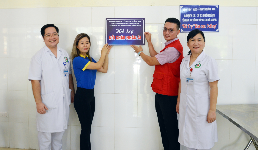 Đại diện Hội Chữ thập đỏ tỉnh và Ban Thiện nguyện Hội bất động sản Quảng Ninh gắn biển cho chương trình 