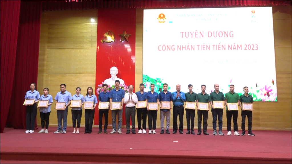 Lãnh đạo LĐLD tỉnh và lãnh đạo huyện Hải Hà trao khen thưởng cho 60 công nhân tiêu biểu năm 2023.