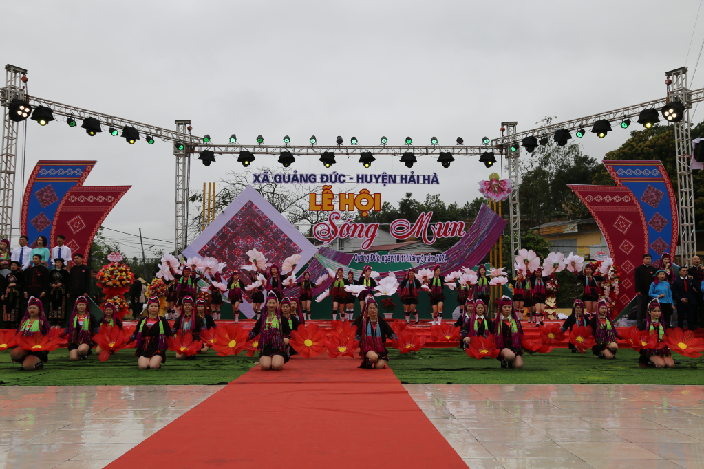 4 tháng đầu năm huyện Hải Hà đón hơn 45.000 lượt khách du lịch (Trong ảnh: Lễ hội Sóng Mun tại xã Quảng Đức, huyện Hải Hà)