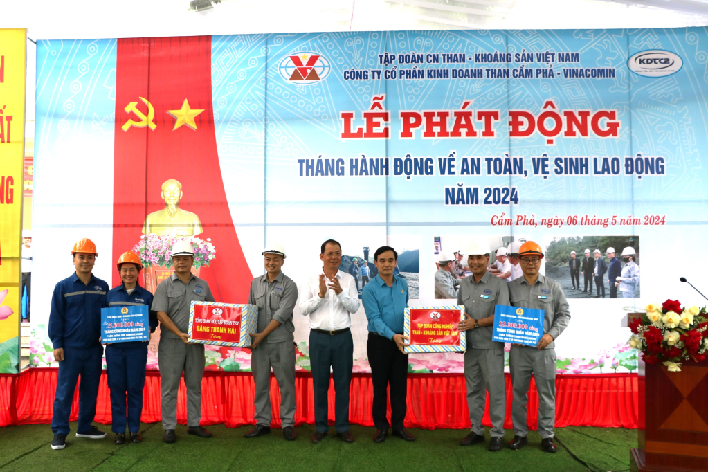 Hưởng ứng nội dung này, các đơn vị trong Tập đoàn Công nghiệp Than - Khoáng sản Việt Nam (TKV) đang đẩy mạnh thi đua lao động sản xuất, đảm bảo an toàn lao động và triển khai nhiều hoạt động chăm lo cho người lao động…