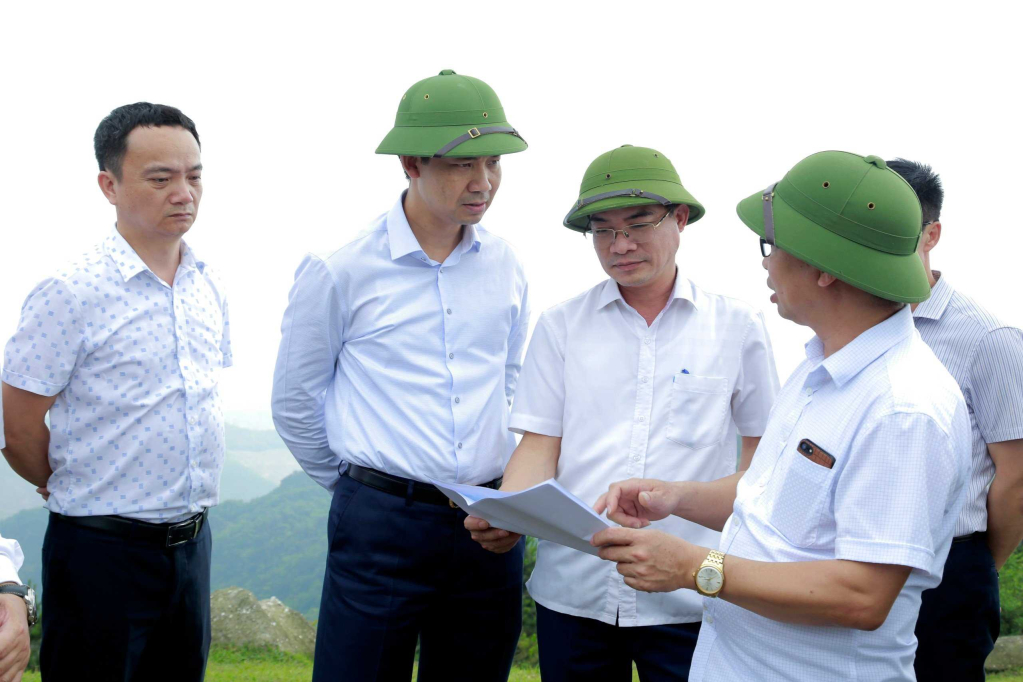 Đồng chí Nguyễn Văn Công, Tỉnh ủy viên, Bí thư Thị ủy Đông Triều đi kiểm tra công tác quản lý tại khu Đá Chồng thuộc Khu di tích Quốc gia đặc biệt nhà Trần trên địa bàn.