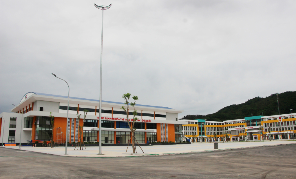 Cụm công trình Trung tâm Văn hóa - Thể thao KKT Vân Đồn và Trường Tiểu học Hạ Long 1 (Vân Đồn) vừa được hoàn thành. Ảnh: Mạnh Trường