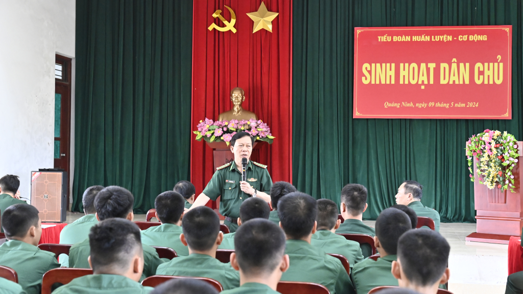 Đại tá Lê Xuân Men, Chính ủy BĐBP tỉnh phát biểu kết luận buổi sinh hoạt.