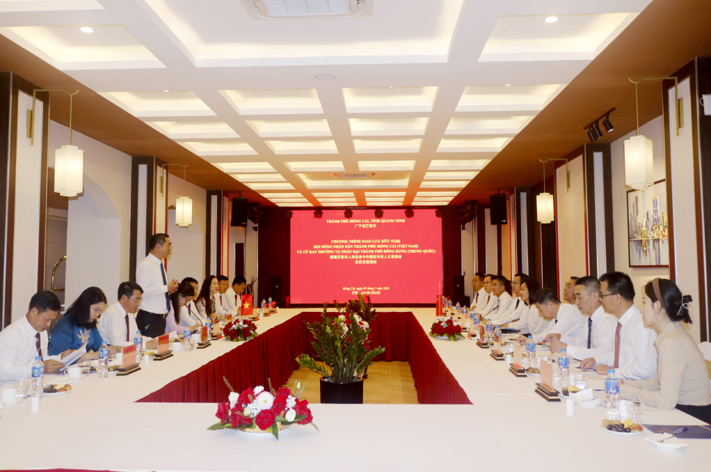 HĐND thành phố Móng Cái và Ủy ban Thường vụ Nhân đại thành phố Đông Hưng tọa đàm trao đổi kinh nghiệm công tác.