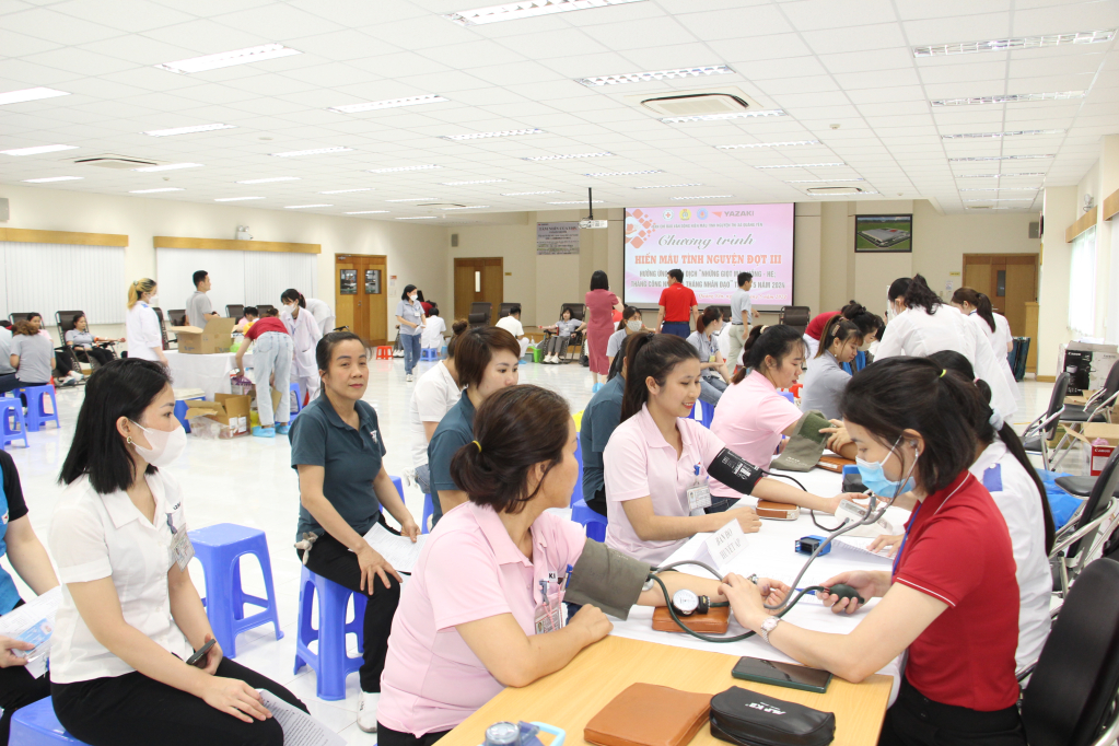 Các tình nguyện viên được khám sàng lọc, xét nghiệm máu và thực hiện hiến máu theo đúng quy trình an toàn.