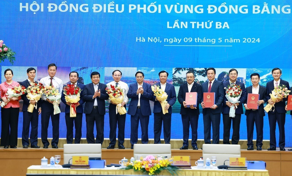 Thủ tướng Phạm Minh Chính trao Quyết định phê duyệt Quy hoạch cho lãnh đạo các địa phương vùng Đồng bằng sông Hồng. Ảnh: Dương Giang-TTXVN 