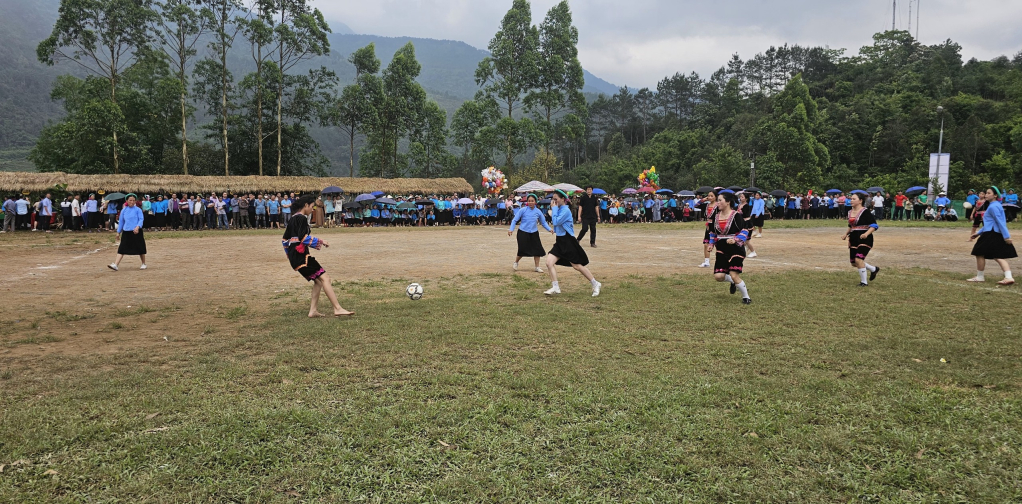 Những trận bóng đá của các cô gái Sán Chỉ, Dao ở các huyện miền Đông đã trở thành thương hiệu của du lịch