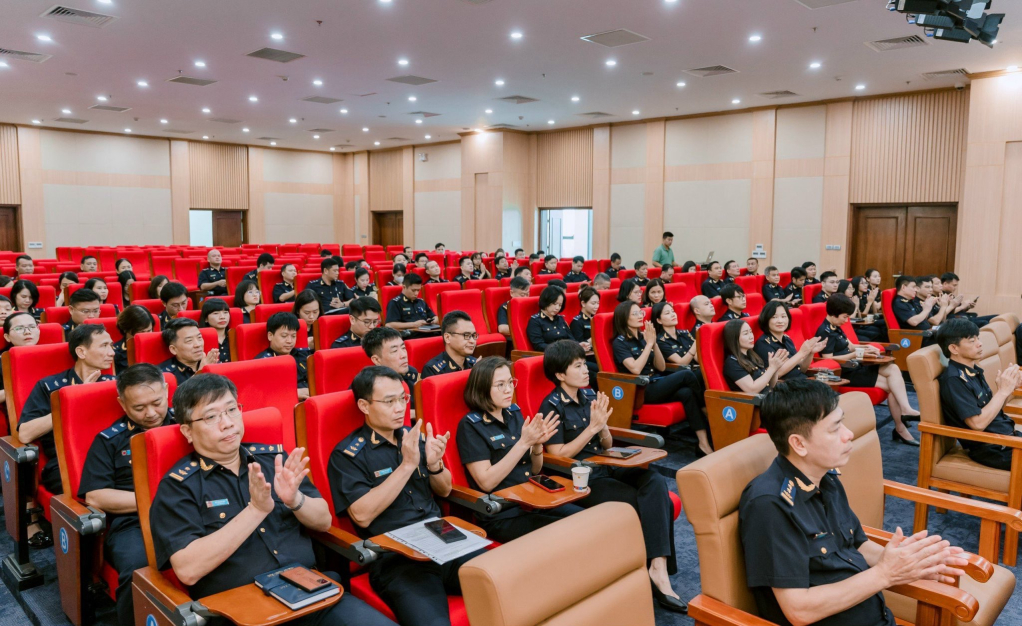 Tập thể lãnh đạo, cán bộ, đoàn viên Công đoàn trong toàn Cục Hải quan Quảng Ninh tham gia sinh hoạt chuyên đề “Học Bác lòng ta trong sáng hơn”.