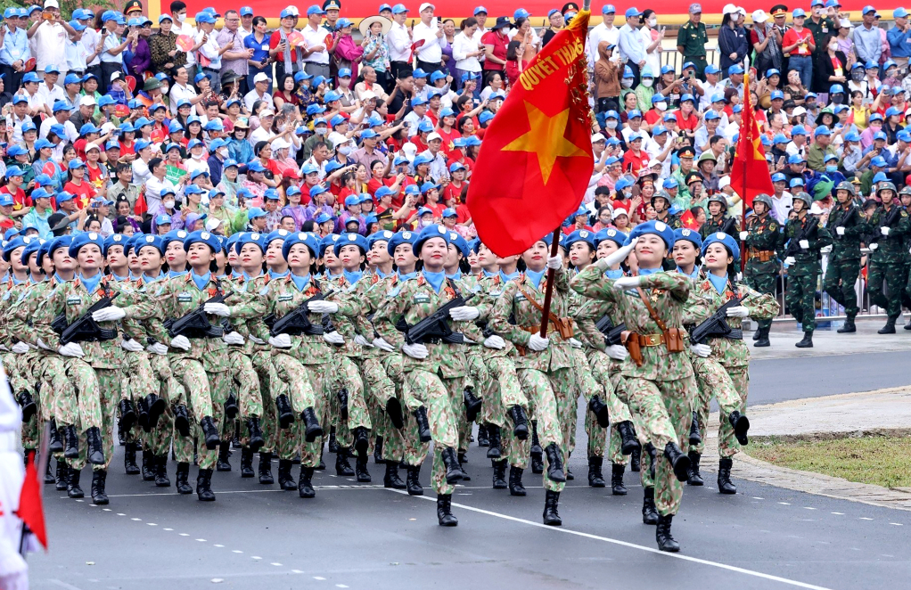 Cán bộ, chiến sĩ LLVT tỉnh Quảng Ninh tham gia diễu binh khối gìn giữ hòa bình.