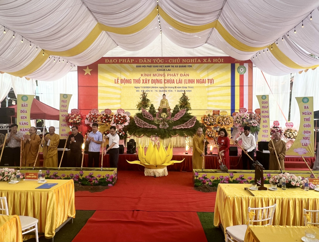 Các đại biểu và các chư tăng thực hiện nghi thức động thổ xây dựng Khu nội tự chùa Lái