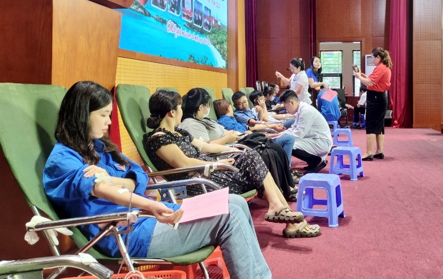 Đông đảo đoàn viên thanh niên trên địa bàn huyện Vân Đồn tham gia Ngày hội hiến máu tình nguyện đợt 2 năm 2024.