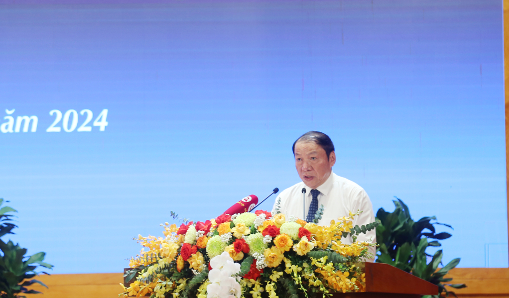 Đồng chí Nguyễn Văn Hùng, Ủy viên Trung ương Đảng, Bộ trưởng Bộ Văn hóa, Thể thao và Du lịch, phát biểu tại hội thảo.