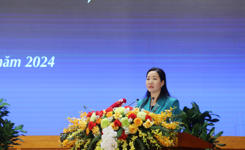 Đồng chí Nguyễn Thị Hạnh, Phó Chủ tịch UBND tỉnh, tham luận tại hội thảo.