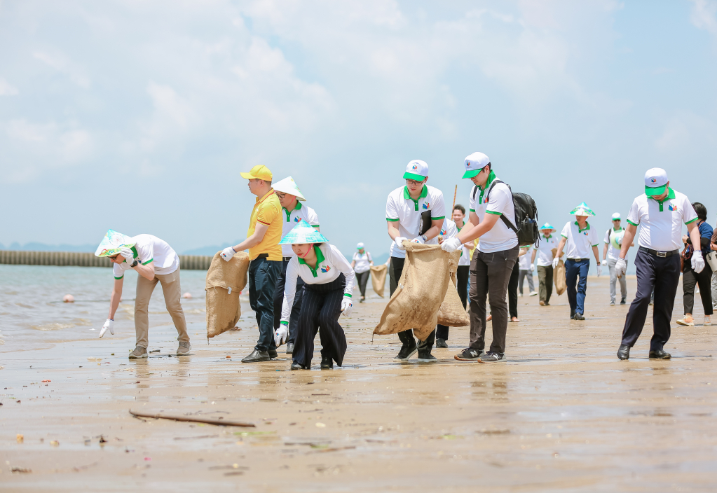 Gần 200 đại biểu nhặt rác trên bờ biển.