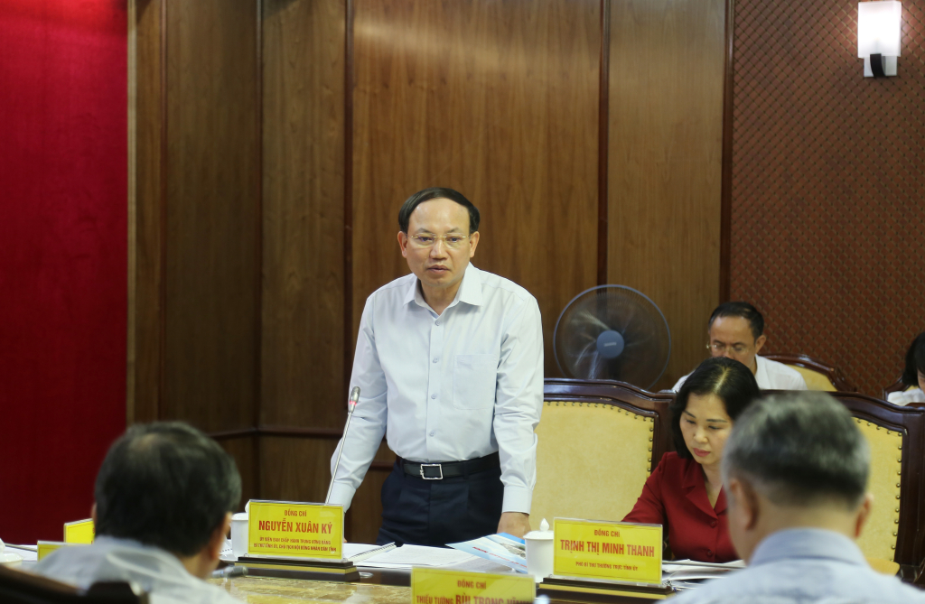 Đồng chí Nguyễn Xuân Ký, Ủy viên Trung ương Đảng, Bí thư Tỉnh ủy, Chủ tịch HĐND tỉnh, báo cáo tại hội nghị.