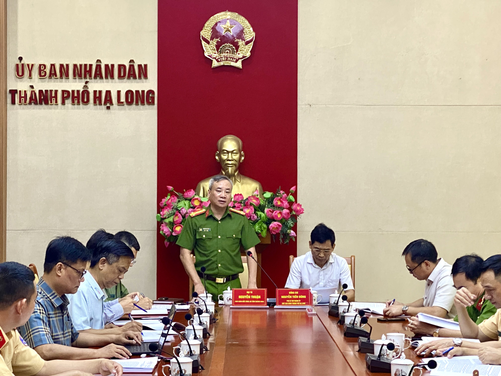 Đại tá Nguyễn Thuận - Phó giám đốc Công an tỉnh, Tổ trưởng tổ công tác liên ngành của UBND tỉnh phát biểu tại hội nghị.