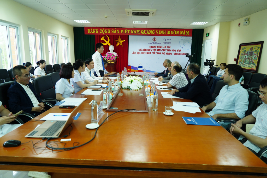 Đoàn lãnh đạo và chuyên gia y tế thành phố Nevers (Cộng hòa Pháp) làm việc với Bệnh viện Việt Nam - Thụy Điển Uông Bí.