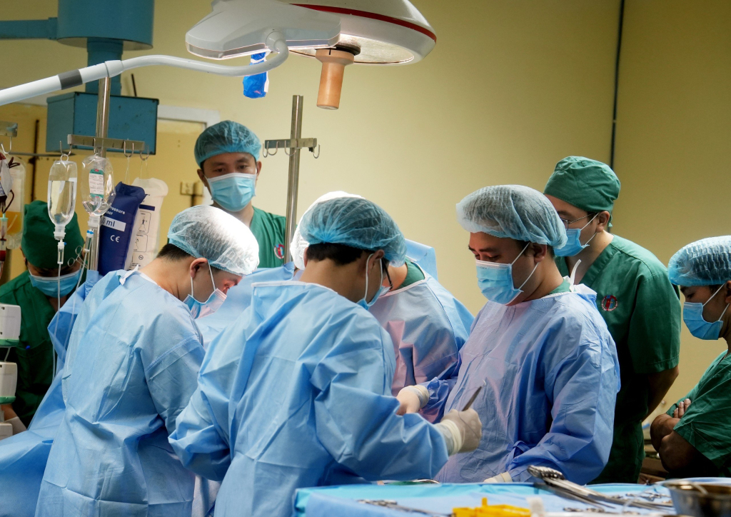 Ca phẫu thuật lấy tạng đã được triển khai tại Bệnh viện Việt Nam - Thụy Điển Uông Bí (Quảng Ninh) với sự tham gia của 120 y bác sĩ, điều dưỡng, kỹ thuật viên đến từ các trung tâm ghép tạng hàng đầu Việt Nam.