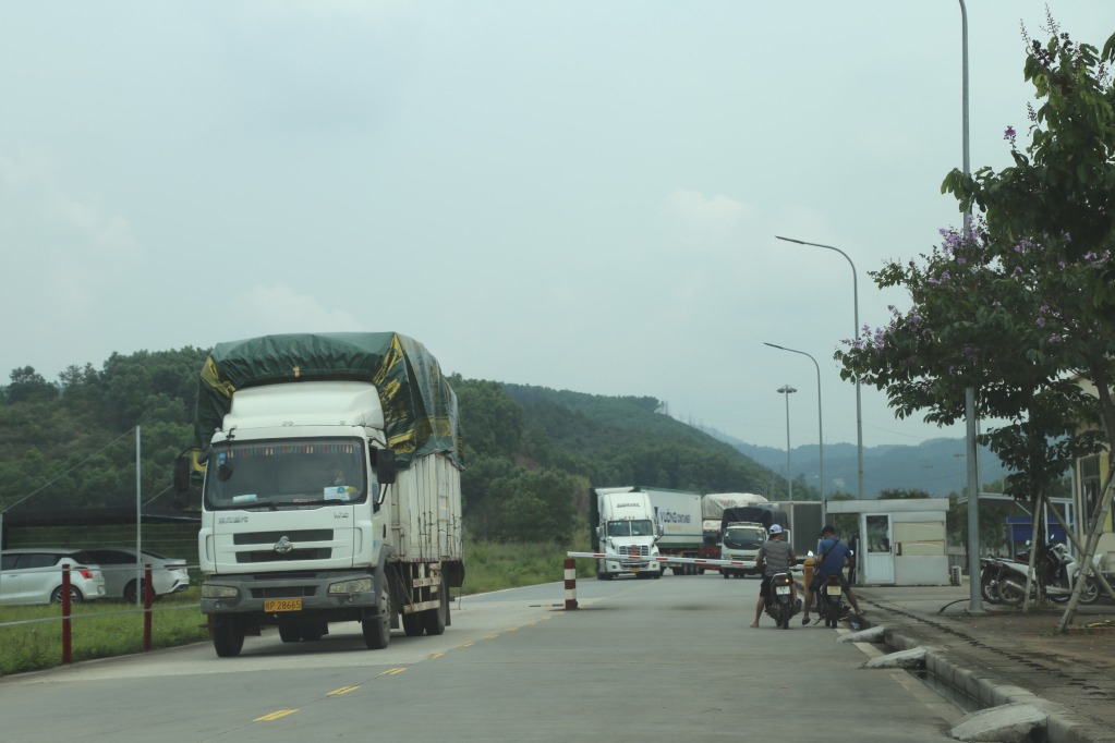 Nhập khẩu hàng hóa qua Lối mở cầu phao tạm Km3+4 Hải Yên, Móng Cái