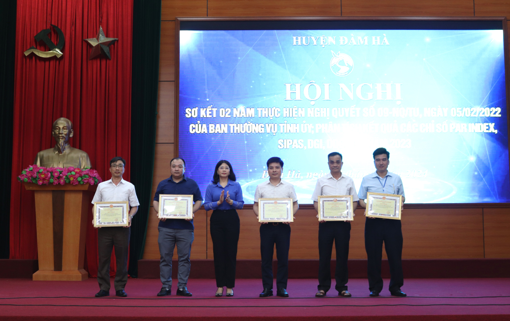 Khen thưởng cho các tập thể có thành tích xuất sắc trong triển khai thực hiện công tác cải cách hành chính năm 2023.
