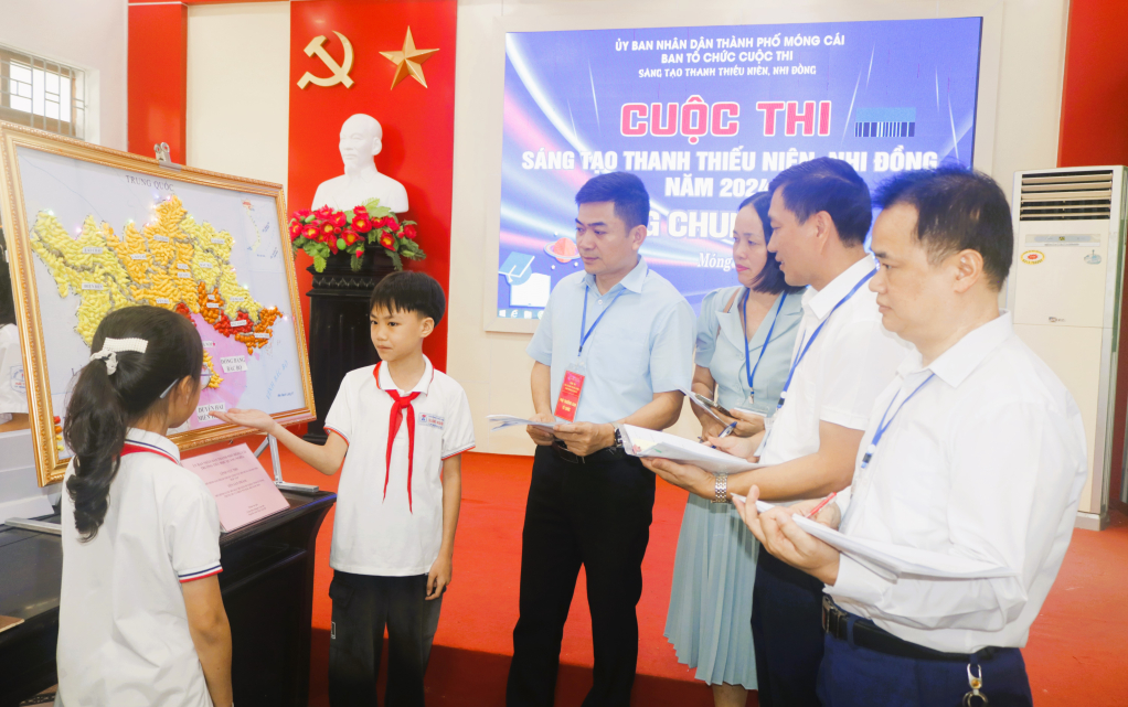 BGK chấm các sản phẩm sáng tạo của học sinh.