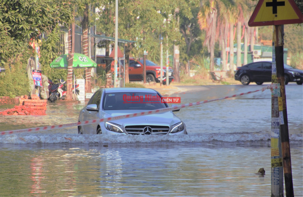 Triều cường, nước biển dâng gây ngập lụt tại một số khu vực thuộc phường Yết Kiêu, TP Hạ Long. 