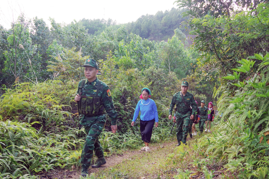 CBCS Đồn Biên phòng Bắc Sơn cùng người dân tuần tra bảo vệ đường biên, cột mốc. Ảnh: Nguyễn Chiến