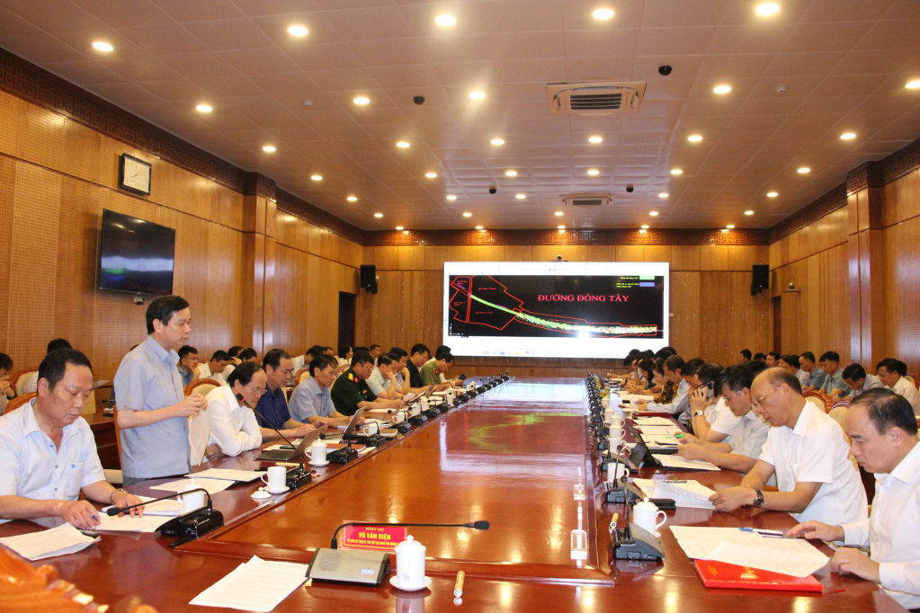 Đồng chí Phạm Xuân Đài, Trưởng Ban QLKKT tỉnh phát biểu tại cuộc họp.