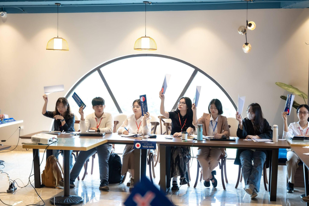 tại Hội nghị mô phỏng Liên Hợp quốc do Câu lạc bộ XMUN - Trường THPT Chuyên Hạ Long tổ chức
