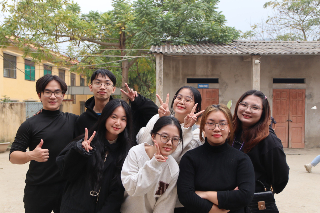 Đặng Xuân Thành cùng các thành viên đội Tình nguyện