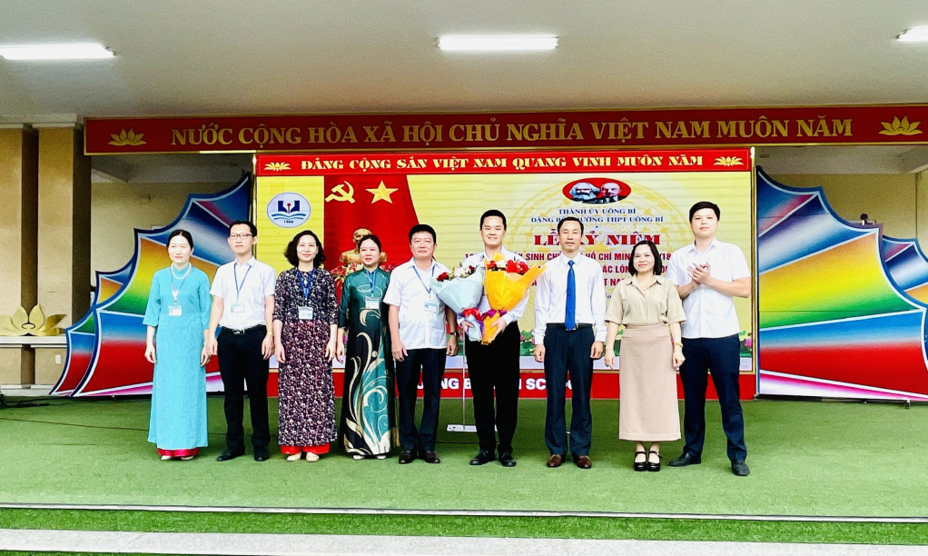 Cùng với Nguyễn Đăng Anh Đức, trong dịp kỷ niệm 134 năm ngày sinh Chủ tịch Hồ Chí Minh, TP Uông Bí sẽ có thêm 2 học sinh của Trường THPT Hoàng Văn Thụ được trao quyết định kết nạp Đảng. Ảnh CTV