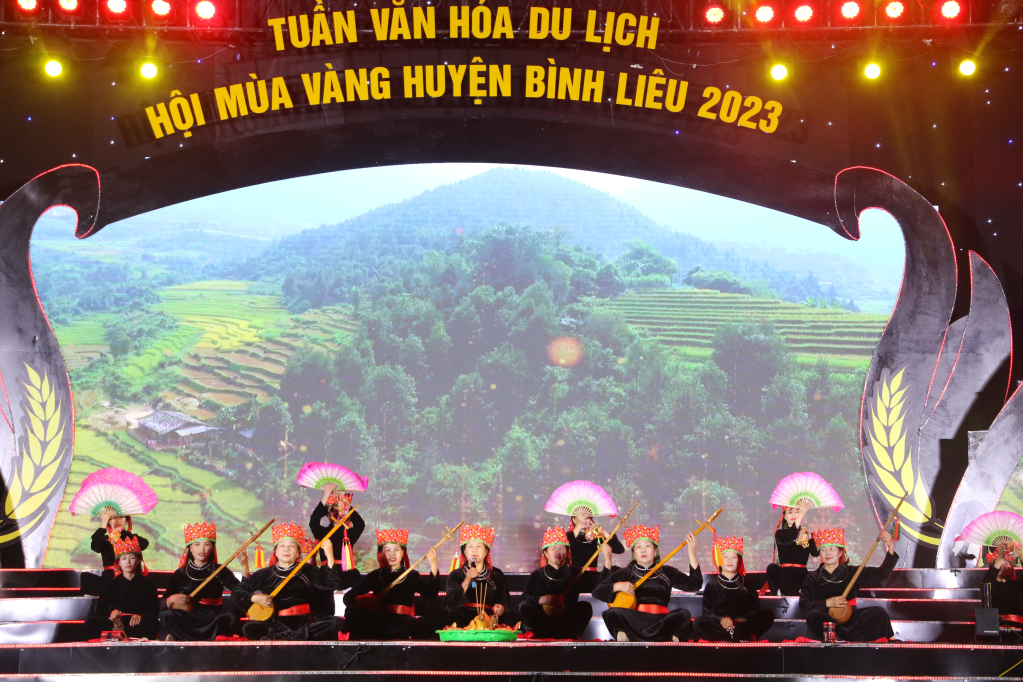 Biểu diễn hát Then - đàn Tính tại khai mạc Tuần Văn hóa - Du lịch, Hội mùa vàng Bình Liêu năm 2023.