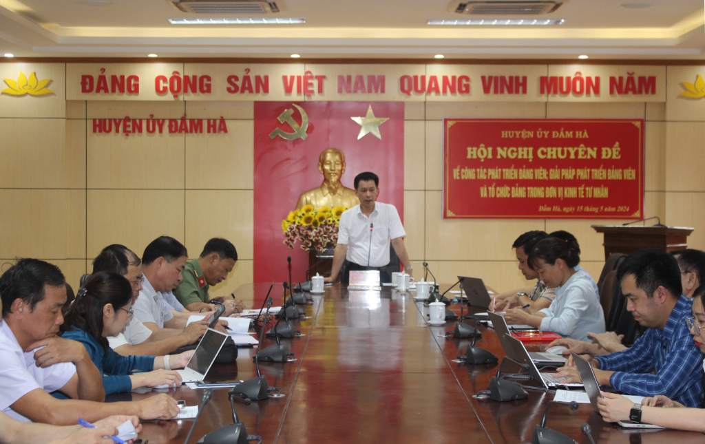 Đồng chí Đặng Văn Tuấn, Phó Bí thư Thường trực Huyện ủy, Chủ tịch HĐND huyện chủ trì hội nghị.