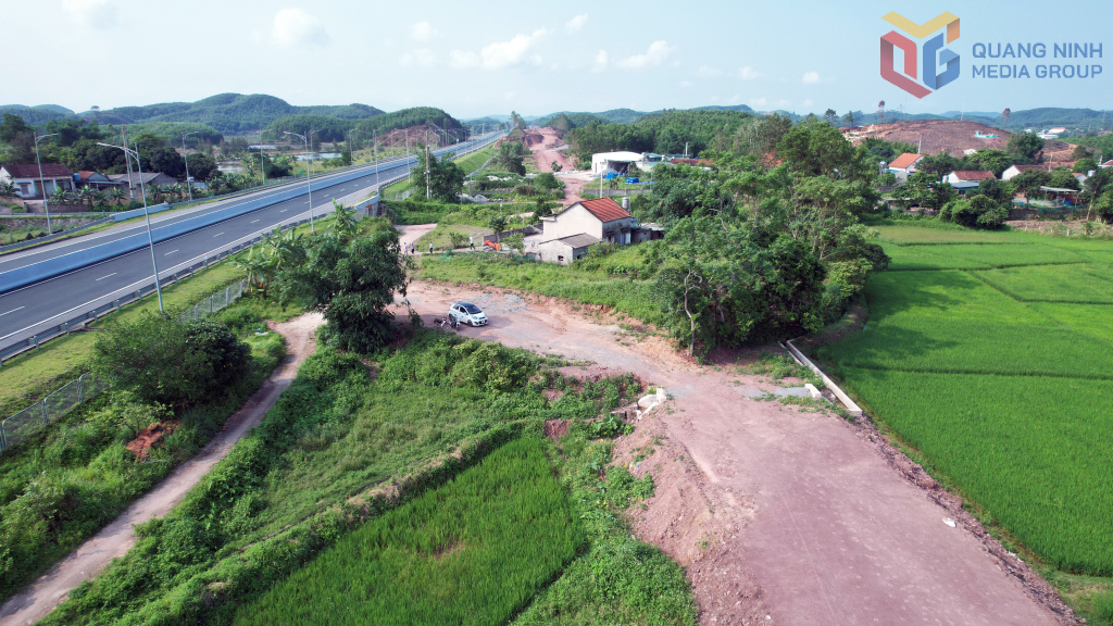 Vướng mắc về mặt bằng dự án đường gom cao tốc tại Vân Đồn gặp khó khăn trong tổ chức thi công