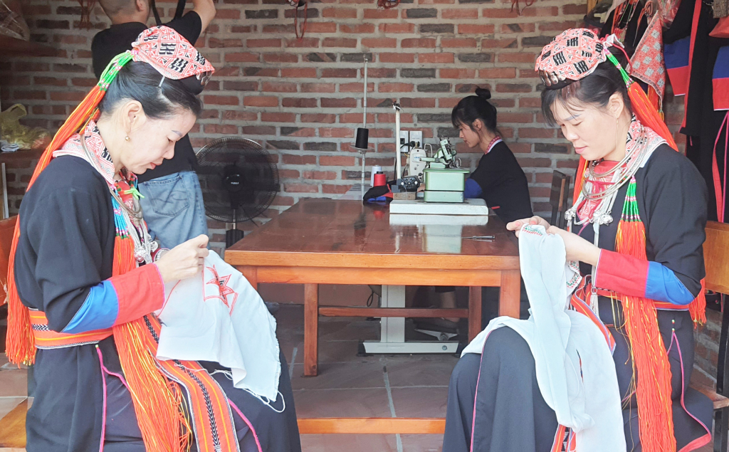 Phụ nữ dân tộc Dao xã Thượng Yên Công duy trì kỹ năng thêu trang phục truyền thống.
