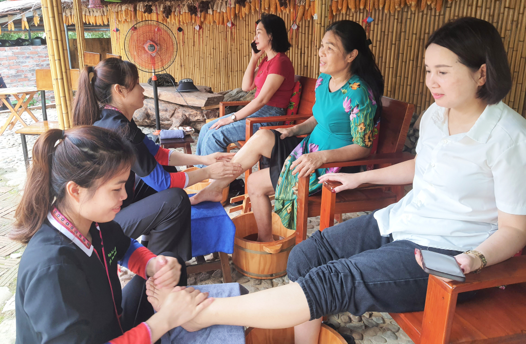 Du khách trải nghiệm dịch vụ ngâm chân lá thuốc người Dao tại Tổ hợp tác cộng đồng dân tộc Dao Thanh Y, xã Thượng Yên Công.